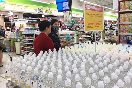 Nước rửa tay khô giảm giá, nguồn hàng ở các siêu thị dồi dào