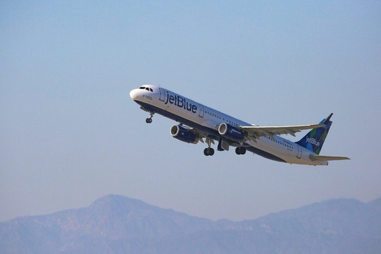 Mỹ: Máy bay hạ cánh mới báo mắc Covid-19, hành khách bị cấm bay trọn đời