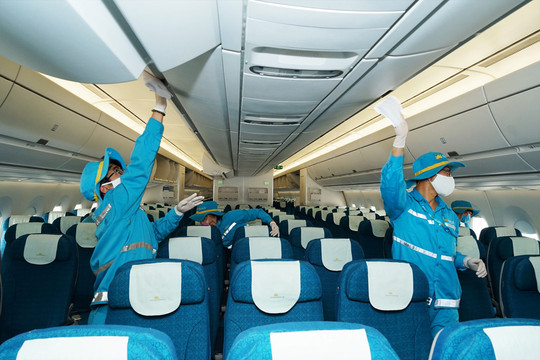 Cận cảnh quy trình vệ sinh khử trùng máy bay nội địa của Vietnam Airlines
