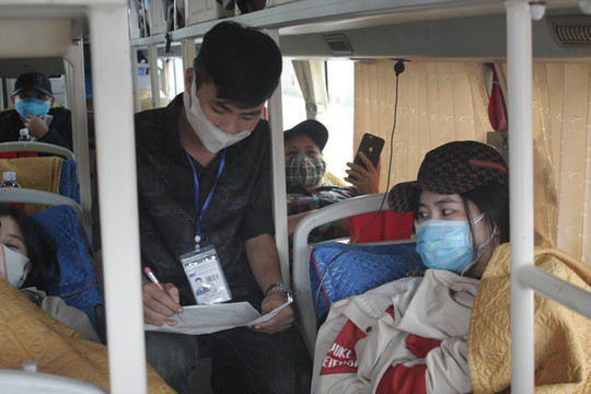 Thực hiện khai báo y tế bắt buộc đối với hành khách: Nghiêm túc và trách nhiệm