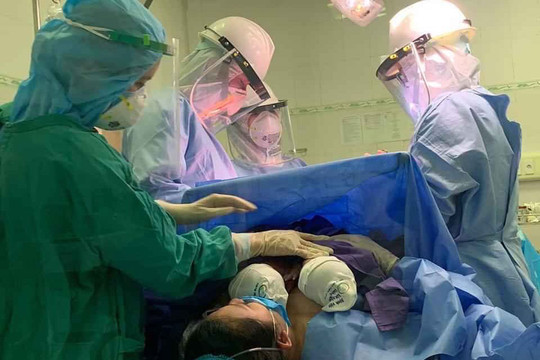 Cặp song sinh chào đời trong điều kiện cách ly phòng dịch tại Quảng Ninh
