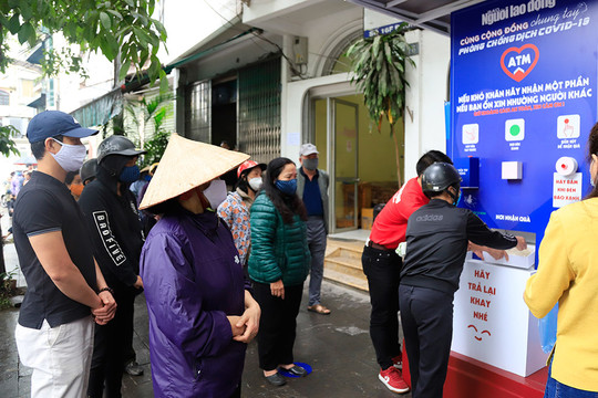 Cây “ATM thực phẩm” của Báo Người lao động hỗ trợ người dân Hà Nội
