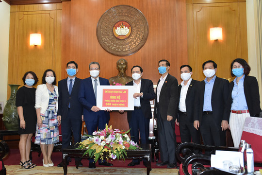 Kiều bào Thái Lan và Hàn Quốc trao tặng 704 triệu đồng ủng hộ công tác phòng, chống dịch Covid-19