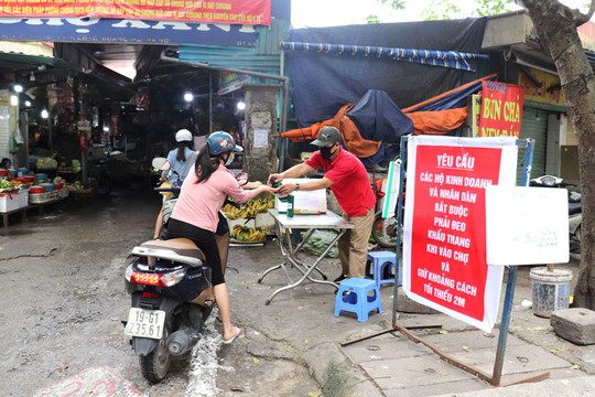 An toàn phòng dịch tại các chợ ở quận Hoàng Mai