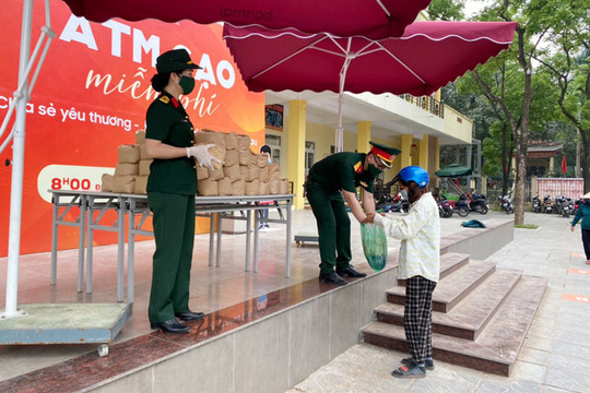 "ATM gạo" miễn phí ở Hà Nội: Những hạt gạo nghĩa tình