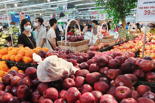 Thị trường ngày nắng nóng: Cua đồng tăng giá, trái cây hút khách