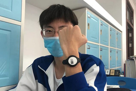 Học sinh Trung Quốc đeo vòng tay đo thân nhiệt kết nối điện thoại di động
