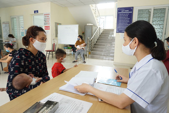 Ngày đầu Hà Nội tiêm chủng trở lại: Các trạm y tế bảo đảm an toàn phòng dịch