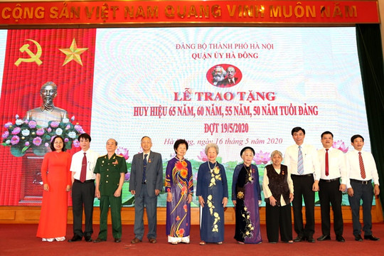 Các quận ủy Tây Hồ, Hà Đông tổ chức trao Huy hiệu Đảng đợt 19-5