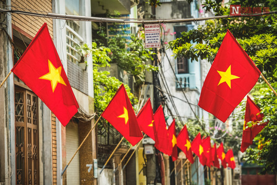 Treo cờ Tổ quốc dịp kỷ niệm 130 năm Ngày sinh Chủ tịch Hồ Chí Minh