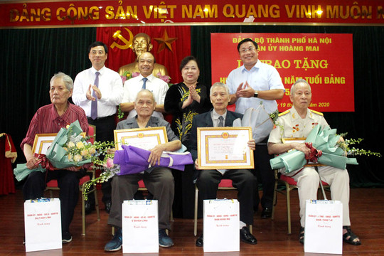 Đồng chí Nguyễn Thị Bích Ngọc trao Huy hiệu Đảng tại quận Hoàng Mai