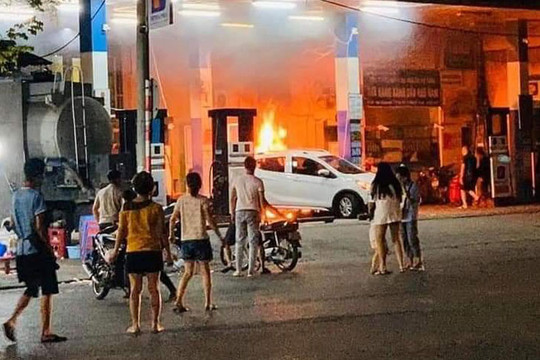 Dập tắt đám cháy tại cây xăng Hào Nam ở quận Đống Đa