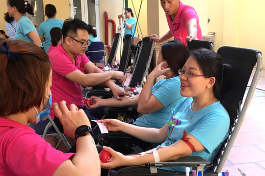 Quận Hoàn Kiếm: Gần 400 cán bộ, giáo viên tình nguyện hiến máu