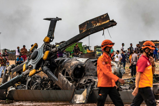 Rơi trực thăng quân sự tại Indonesia làm 9 người bị thương vong