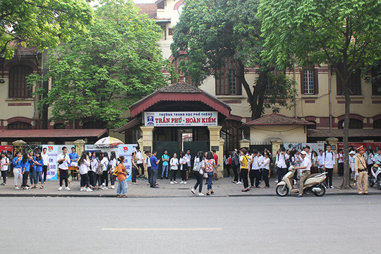 Công an quận Hoàn Kiếm cảnh báo về đối tượng nghi có hành vi xấu trước cổng trường học