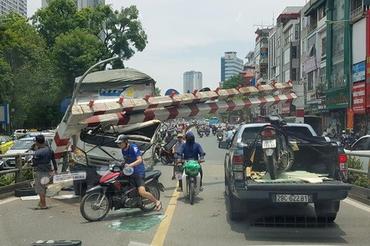 Đi nhầm đường, tài xế xe tải đâm gãy barie cầu vượt Thái Hà