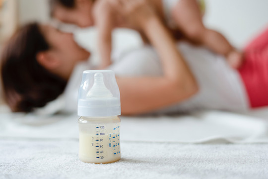 Sữa mẹ không phải nguyên nhân gây lây lan Covid-19