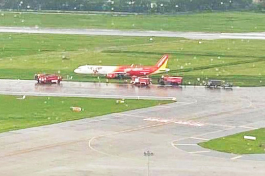 Máy bay Vietjet trượt khỏi đường băng sân bay Tân Sơn Nhất