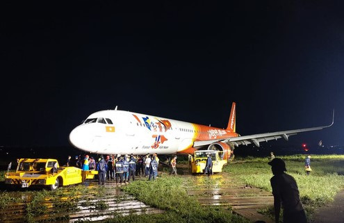 Máy bay gặp sự cố tại sân bay Tân Sơn Nhất đã được kéo về sân đỗ