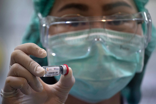 ''Cơn sốt'' vắc xin ngừa Covid-19: Cần sự hợp tác toàn cầu