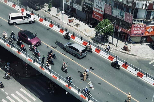 Tai nạn liên hoàn trên cầu vượt tại Hà Nội, 2 người nhập viện