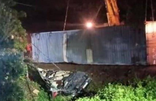 Xe container va chạm với xe khách trên quốc lộ 18, ba người tử vong