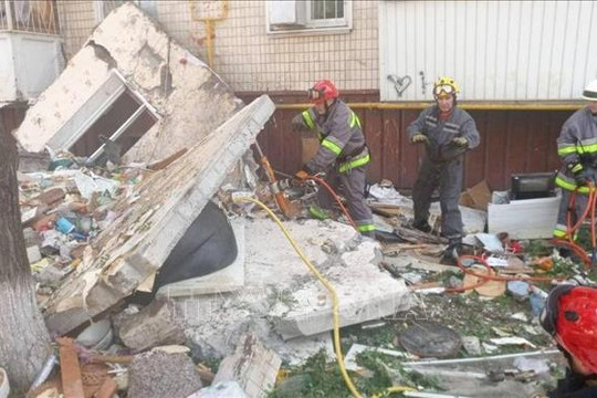 Nổ khí ga phá hủy 4 tầng chung cư ở Kiev, nhiều người mắc kẹt dưới đống đổ nát