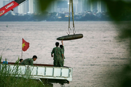 Trục vớt thành công quả bom gần cầu Long Biên