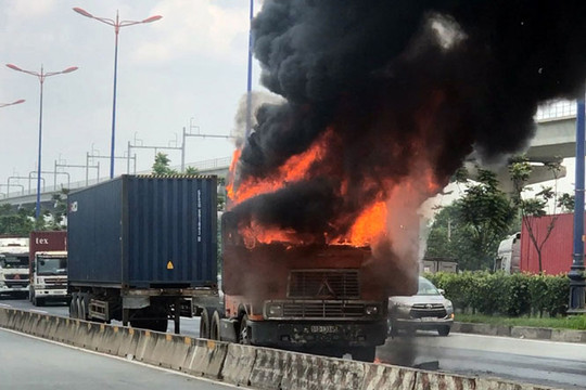 Thành phố Hồ Chí Minh: Xe container bốc cháy dữ dội trên xa lộ Hà Nội