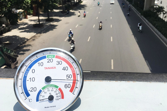 Người dân Hà Nội căng mình trong ngày nhiệt độ mặt đường gần 55 độ C