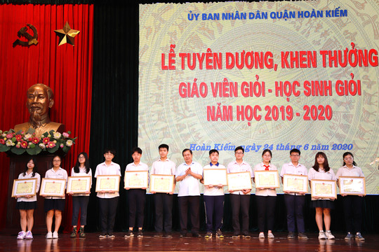 Quận Hoàn Kiếm tuyên dương 422 giáo viên, học sinh