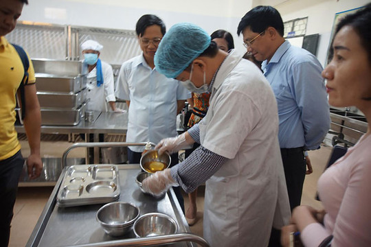 Quận Hoàng Mai: Bảo đảm an toàn thực phẩm tại bếp ăn trường học