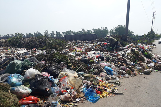 Rác thải vẫn ùn ứ tại nhiều huyện của Hà Nội