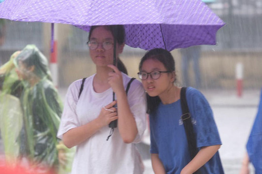 Hà Nội: 4.000 học sinh đội mưa giành "vé" vào lớp 10 THPT chuyên Ngoại ngữ