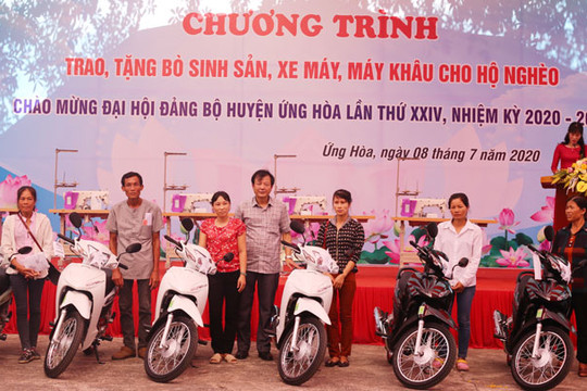 Huyện Ứng Hòa trao tặng bò sinh sản, xe máy, máy khâu cho hộ nghèo