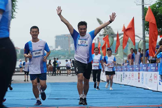Tuyển điền kinh quốc gia giành Nhất giải chạy Tay Ho Half Marathon 2020