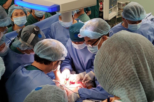 Phẫu thuật tách dính thành công, 2 bé song sinh bắt đầu quá trình hồi phục