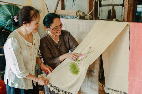 ''Dệt tương lai làng nghề'' từ tơ sen