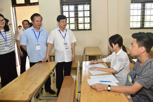 Phó Chủ tịch UBND thành phố Ngô Văn Quý động viên thí sinh thi vào lớp 10