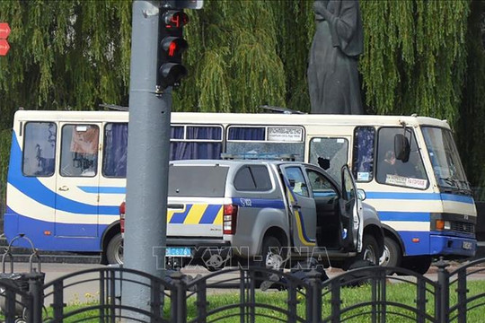 Giải cứu thành công các con tin trên xe khách ở Ukraine