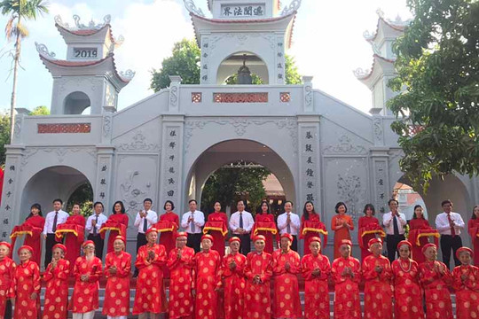 Gắn biển công trình tu bổ, tôn tạo chùa Bắc Biên và Trường THCS Nguyễn Bỉnh Khiêm