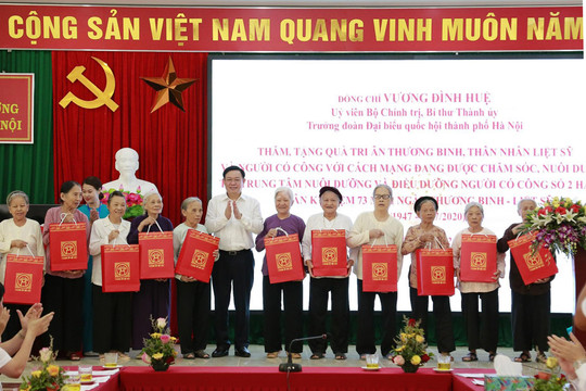Bí thư Thành ủy Hà Nội thăm, tặng quà thương binh, thân nhân liệt sĩ, người có công