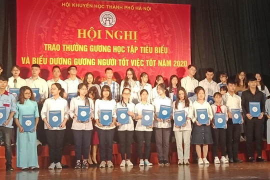 Hội Khuyến học thành phố Hà Nội trao thưởng cho các gương học tập tiêu biểu