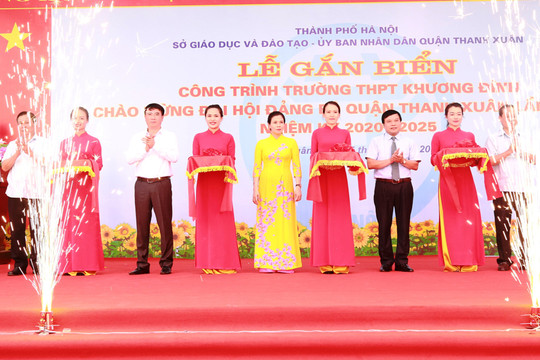 Quận Thanh Xuân gắn biển công trình chào mừng Đại hội Đảng bộ quận