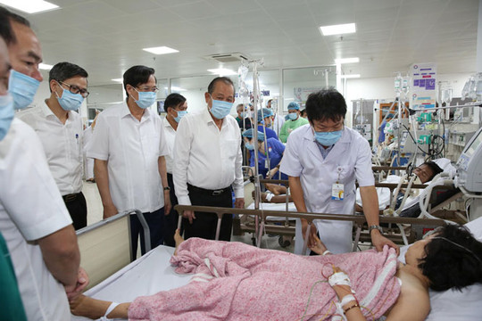 Phó Thủ tướng Thường trực thăm nạn nhân vụ tai nạn giao thông tại Quảng Bình
