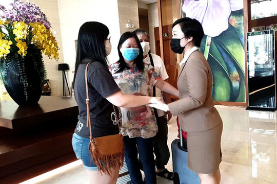 400 du khách ''mắc kẹt'' tại Đà Nẵng bình tĩnh thực hiện giãn cách xã hội