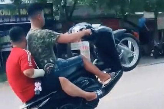 Xử phạt nam thanh niên lên mạng xã hội khoe bốc đầu xe máy