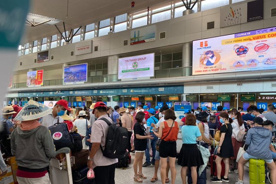 Gần 1.000 du khách ''mắc kẹt'' tại Đà Nẵng đăng ký về Hà Nội