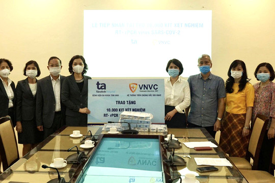 Hà Nội tiếp nhận 10.000 kit xét nghiệm SARS-CoV-2 và 12.000 mặt nạ chống giọt bắn