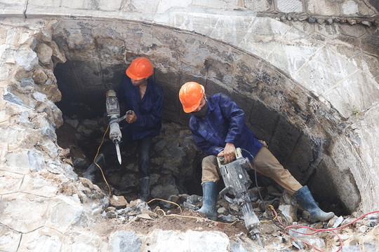 Cận cảnh quá trình đục thông vòm cầu trăm tuổi tại Hà Nội